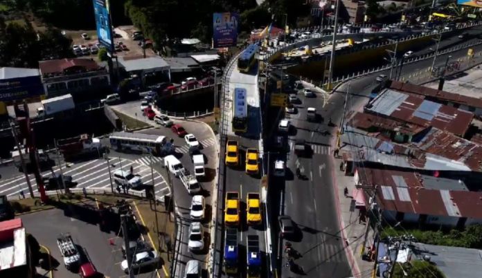 Después de varios meses de espera, el proyecto del paso a desnivel El Señor de Esquipulas ha sido inaugurado por las autoridades locales. Foto La Hora: captura de pantalla Sebastián Siero