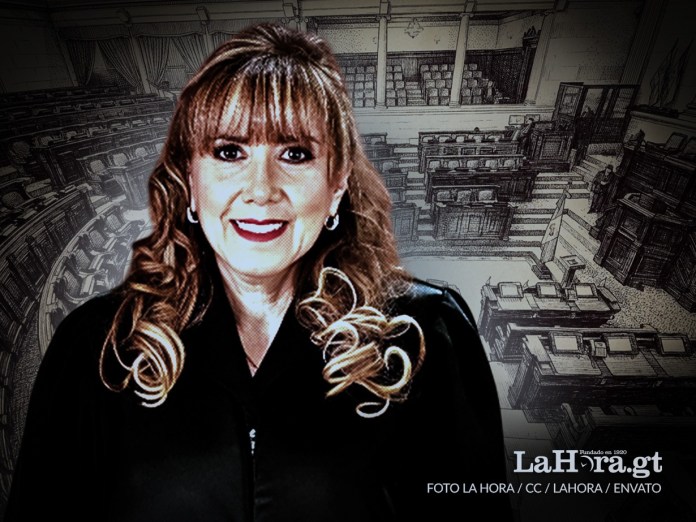 Magistrada Dina Ochoa intentará continuar en la CC por tercer período. Arte La Hora: Robert Altán.