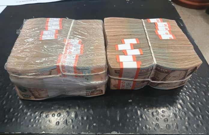 Capturan a hombre que transportaba Q200 mil sin justificar. Foto La Hora: PNC.