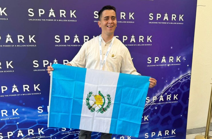 César Fetzer Paz da clases en la Escuela de Formación Agrícola (EFA) de Cobán, Alta Verapaz, y figuró como uno de los 50 mejores docentes del mundo con este galardón internacional. Foto La Hora: MAGA