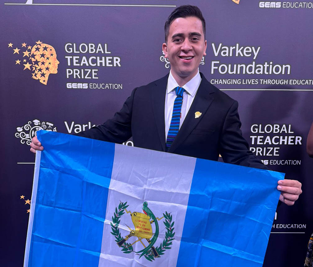 El profesor portó con orgullo la bandera de Guatemala tras ser reconocido. Foto La Hora: MAGA
