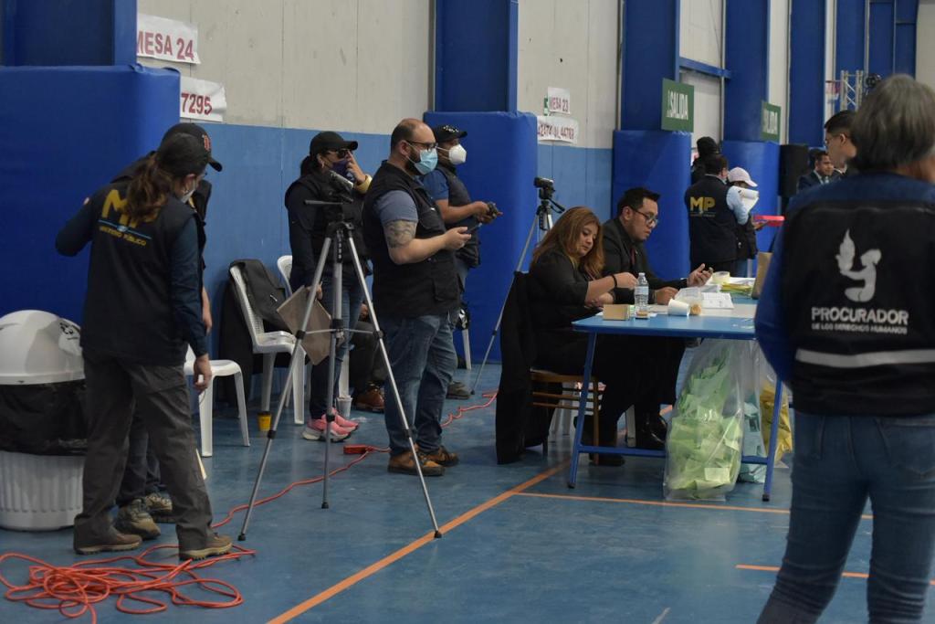 Mientras los abogados acuden a emitir su voto, trabajadores del MP llevan a cabo sus diligencias. Foto La Hora: José Orozco