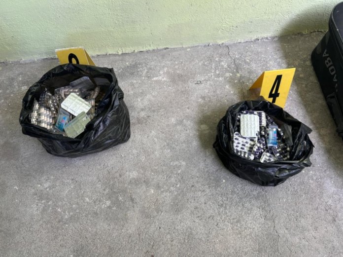 PNC allana bodega de narcomenudeo en El Gallito; capturan a dos mujeres. Foto La Hora: PNC.