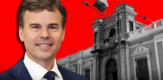 EE. UU. señala a autoridades universitarias de “abrir las puertas” al crimen organizado y narco en listado del TSE El encargado de Negocios de la Embajada de Estados Unidos en Guatemala, John Barrett. Diseño La Hora: Jesús Ríos.