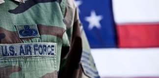 El expiloto de EE. UU. arrestado por posible traición tras haber ayudado a militares chinos sin autorización