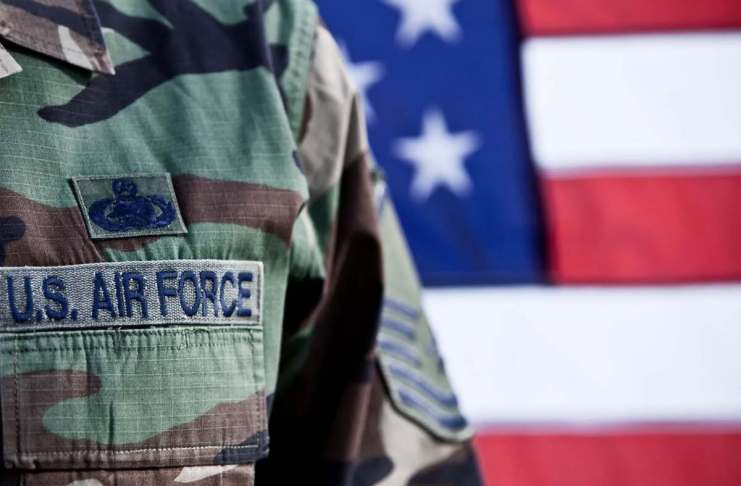 El expiloto de EE. UU. arrestado por posible traición tras haber ayudado a militares chinos sin autorización