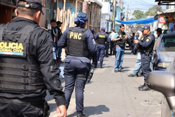 Enfrentamiento armado entre agentes de la PNC y presuntos pandilleros en la zona 7. Foto La Hora: PNC