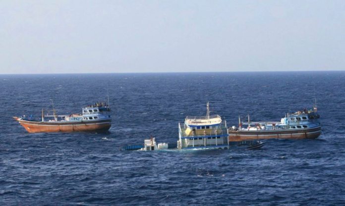 Imagen cedida por la Marina estadounidense de un barco pesquero iraní hundiéndose en el Estrecho de Ormuz, Golfo Pérsico. EFE/Ensign John Tanalega SOLO USO EDITORIAL[SOLO USO EDITORIAL]