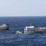 Imagen cedida por la Marina estadounidense de un barco pesquero iraní hundiéndose en el Estrecho de Ormuz, Golfo Pérsico. EFE/Ensign John Tanalega SOLO USO EDITORIAL[SOLO USO EDITORIAL]