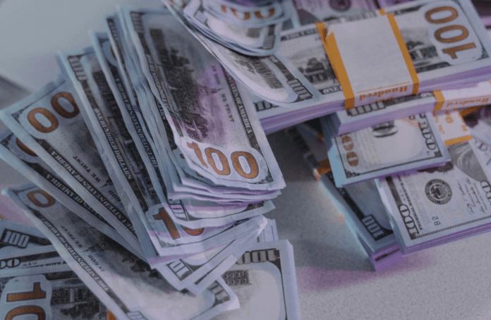 Estructura habría fraccionado depósitos usando cooperativas de ahorro para lavado de dinero, según informe