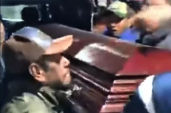 El cuerpo del exalcalde fue velado la noche del martes en su casa en Dolores, Petén, y este miércoles 25 de febrero fue llevado a Estanzuela, Zacapa. Foto La Hora: captura de pantalla Duglas Ivan Recinos