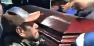 El cuerpo del exalcalde fue velado la noche del martes en su casa en Dolores, Petén, y este miércoles 25 de febrero fue llevado a Estanzuela, Zacapa. Foto La Hora: captura de pantalla Duglas Ivan Recinos