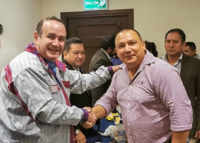 Expresidente Alejandro Giammattei y el exalcalde Marvin Cruz. Foto La Hora: Redes Sociales