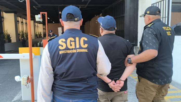 Cae en el mercado Central presunto responsable de delitos sexuales y pedido en extradición. Foto La Hora: PNC.