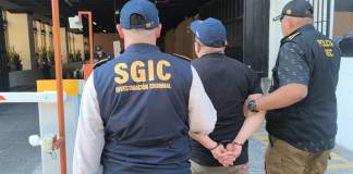 Cae en el mercado Central presunto responsable de delitos sexuales y pedido en extradición. Foto La Hora: PNC.
