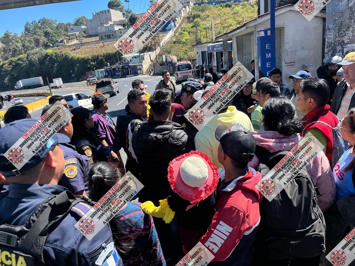 Familias en el lugar el incidente en la entrada a Sumpango, Sacatepéquez. Foto La Hora: Bomberos Departamentales Municipales