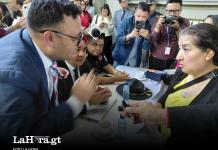 La representante de Transporte, Lucy Ordóñez, pide al viceministro de Transportes, Fernando Suriano, que no se impongan multas por el reductor de velocidad. Foto: La Hora