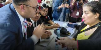 La representante de Transporte, Lucy Ordóñez, pide al viceministro de Transportes, Fernando Suriano, que no se impongan multas por el reductor de velocidad. Foto: La Hora