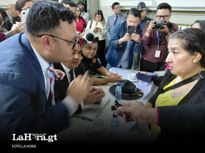 Foto editorial 2702 La representante de Transporte, Lucy Ordóñez, pide al viceministro de Transportes, Fernando Suriano, que no se impongan multas por el reductor de velocidad. Foto: La Hora