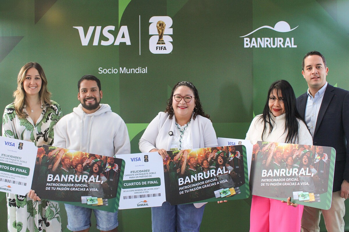 Representantes de BANRURAL junto a los ganadores del segundo sorteo "Visa y Banrural te llevan a la Copa Mundial de la FIFA 26". Foto: Cortesía BANRURAL.