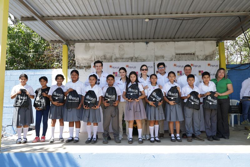 Entrega de bolsas de útiles escolares por parte de la Fundación Mario López Estrada, Grupo Onyx y la Planta Solar “Horus Energy” a través del programa “Energía en tus Estudios”. Foto: Cortesía Fundación Mario López Estrada.