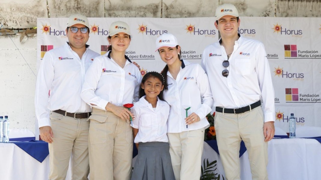 Representantes de Fundación Mario López Estrada, Grupo Onyx y la Planta Solar “Horus Energy” visitando escuelas públicas a través del programa “Energía en tus Estudios”. Foto: Cortesía Fundación Mario López Estrada.