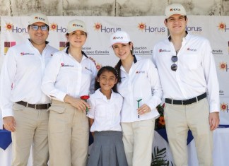 Representantes de Fundación Mario López Estrada, Grupo Onyx y la Planta Solar “Horus Energy” visitando escuelas públicas a través del programa “Energía en tus Estudios”. Foto: Cortesía Fundación Mario López Estrada.