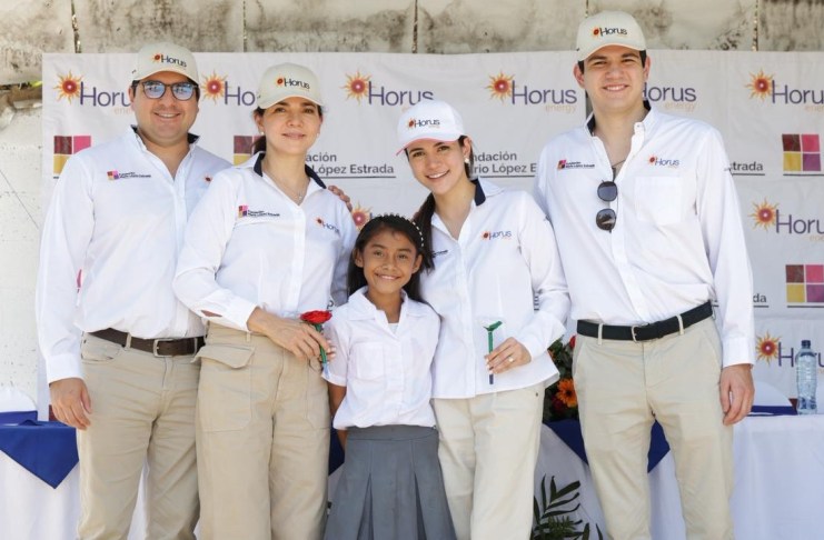 Representantes de Fundación Mario López Estrada, Grupo Onyx y la Planta Solar “Horus Energy” visitando escuelas públicas a través del programa “Energía en tus Estudios”. Foto: Cortesía Fundación Mario López Estrada.