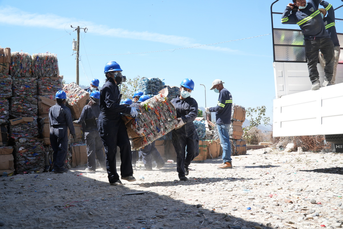 El modelo impulsa el reciclaje de PET y vidrio para reducir la contaminación y generar empleo local. Foto: Cortesía Guatemaltecos por la Nutrición.