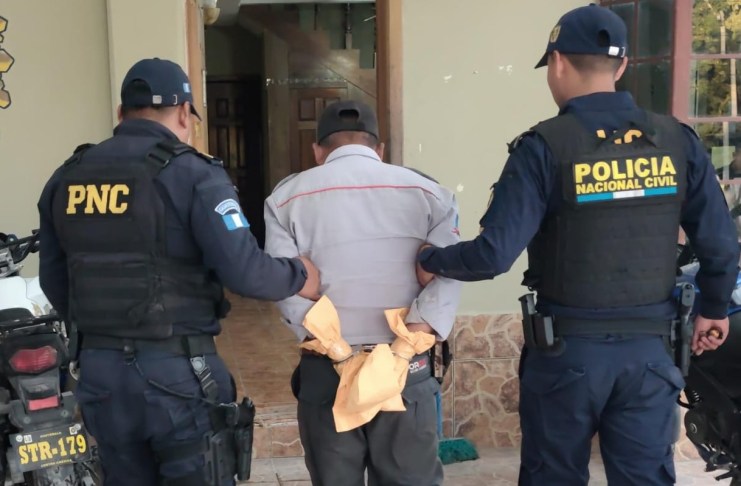 Guardia de seguridad presunto responsable de quitarle la vida con escopeta a una mujer es capturado en San Antonio La Paz. Foto: PNC