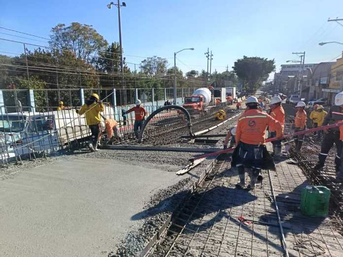 Avanzan trabajos de iluminación en el paso a desnivel de la calzada Roosevelt.
