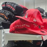 Gorras incautadas por presunta comercialización de productos que vulneran propiedad intelectual. Foto La Hora: MP