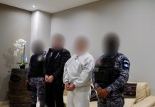 Dos hombres acusados de asesinato en Baltimore y Los Ángeles son extraditados hacia territorio estadounidense. Foto La Hora: Embajada de EE. UU. en Guatemala