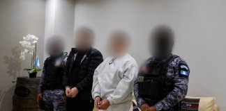 Dos hombres acusados de asesinato en Baltimore y Los Ángeles son extraditados hacia territorio estadounidense. Foto La Hora: Embajada de EE. UU. en Guatemala