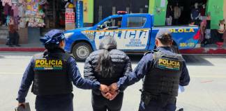 Una mujer fue capturada en el Hospital Departamental de Sololá cuando intentaba hurtar medicamento del centro asistencial. Foto La Hora: PNC