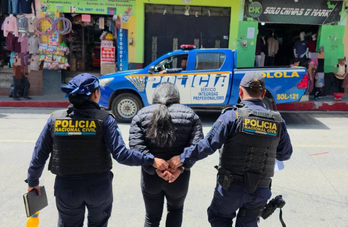 Una mujer fue capturada en el Hospital Departamental de Sololá cuando intentaba hurtar medicamento del centro asistencial. Foto La Hora: PNC Una mujer fue capturada en el Hospital Departamental de Sololá cuando intentaba hurtar medicamento del centro asistencial. Foto La Hora: PNC