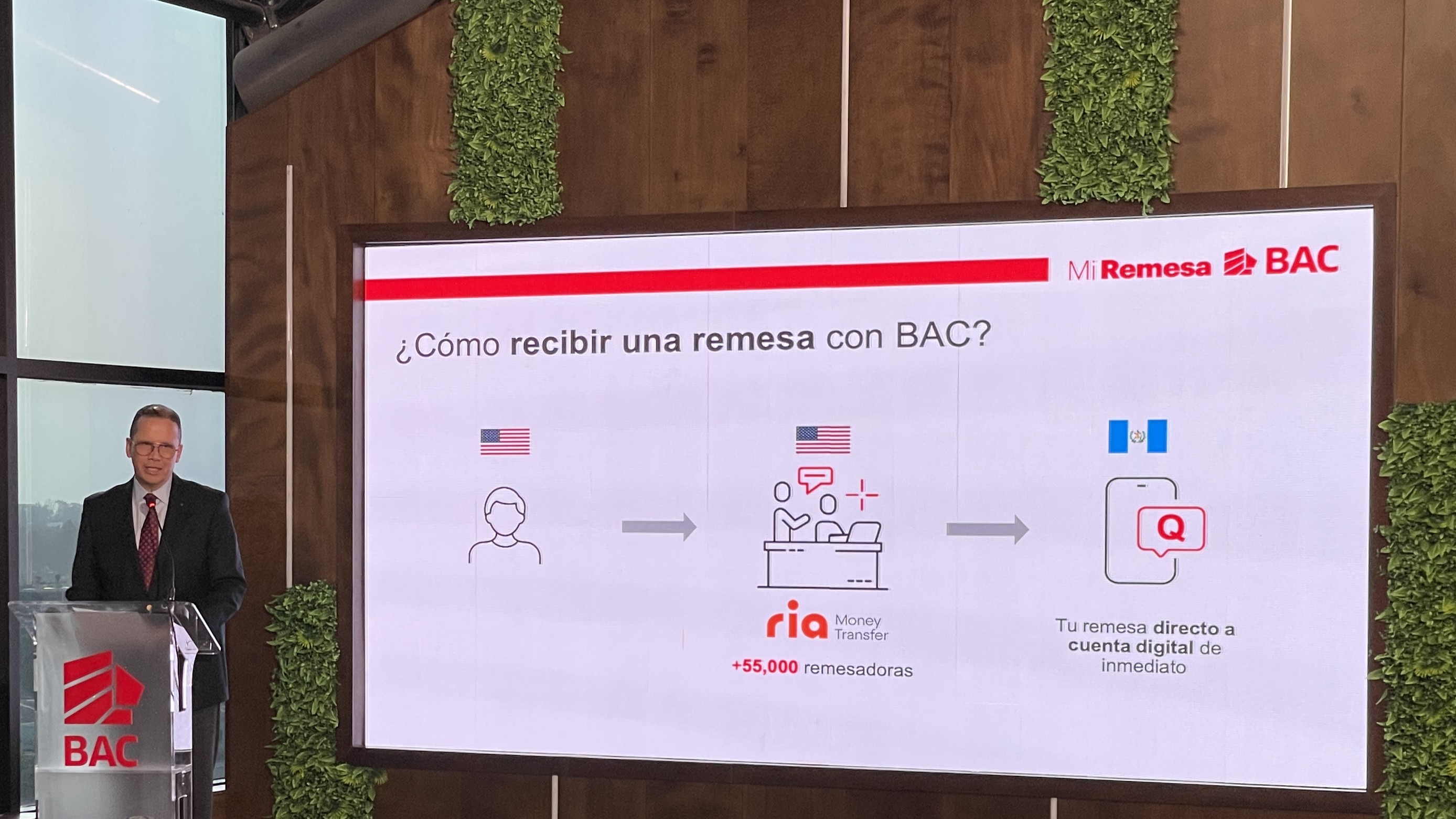 Juan Maldonado, vicepresidente de relaciones institucionales y gobierno corporativo de BAC Guatemala, otorgando información sobre cómo funciona "Mi Remesa BAC" durante el lanzamiento. Foto: La Hora/ Víctor García