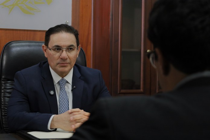 El ministro de Gobernación, Marco Antonio Villeda, durante una entrevista con La Hora. Foto La Hora: Daniel Ramírez
