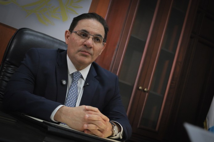 El ministro de Gobernación, Marco Antonio Villeda, durante una entrevista con La Hora. Foto La Hora: Daniel Ramírez