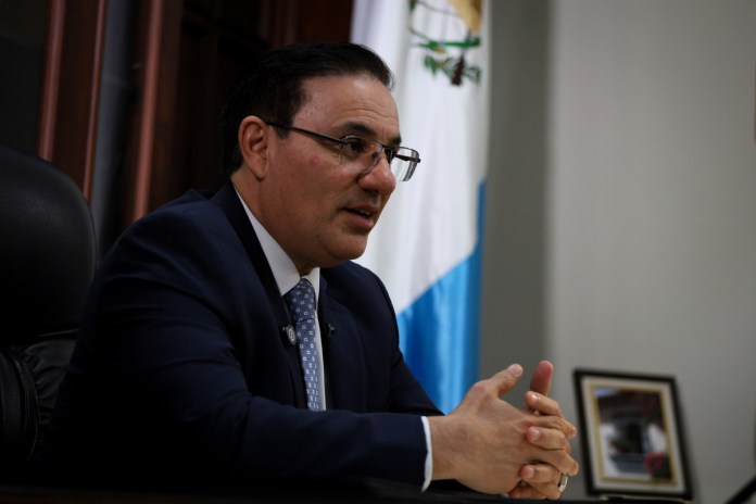 El ministro de Gobernación, Marco Antonio Villeda, durante una entrevista con La Hora. Foto La Hora: Daniel Ramírez