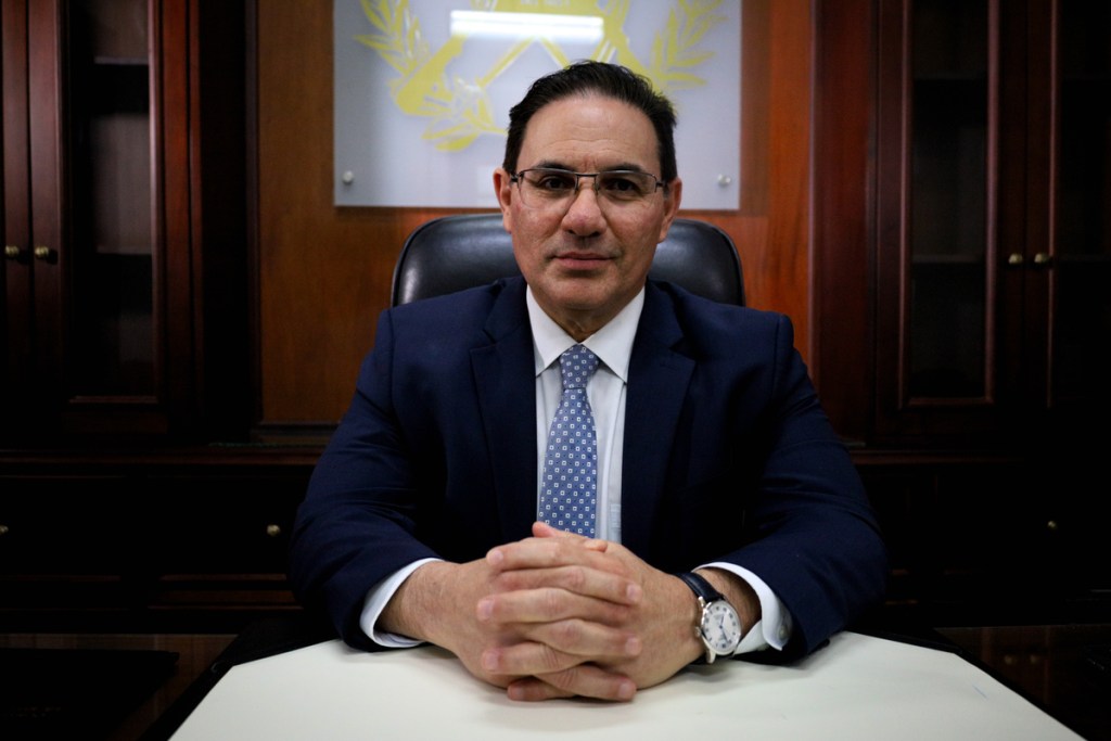 El ministro de Gobernación, Marco Antonio Villeda, durante una entrevista con La Hora. Foto La Hora: Daniel Ramírez