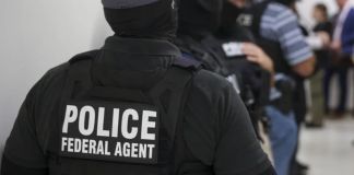 El juicio estaba relacionado con un ataque ocurrido el 4 de julio de 2025 contra el centro de detención de ICE en Alvarado. Foto La Hora. EFE