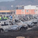Más de una decena de vehículos y motocicletas se incendiaron luego del siniestro registrado en el predio municipal de la zona 6 de Quetzaltenango. Foto La Hora: Bomberos Voluntarios