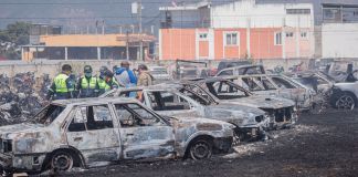 Más de una decena de vehículos y motocicletas se incendiaron luego del siniestro registrado en el predio municipal de la zona 6 de Quetzaltenango. Foto La Hora: Bomberos Voluntarios