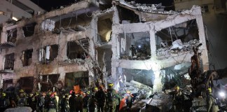 Servicios de emergencia en el lugar del impacto de un misil iraní en un edificio en Tel Aviv, Israel, el 28 de febrero de 2026. El ejército israelí informó el 28 de febrero que detectó misiles lanzados desde Irán tras ataques israelíes y estadounidenses previos. En respuesta, se activaron las sirenas en varias zonas del país. EFE/EPA/ABIR SULTAN