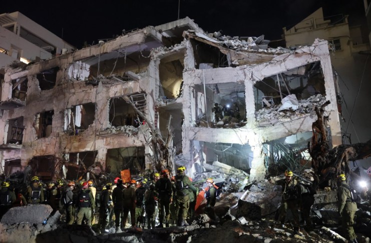 Servicios de emergencia en el lugar del impacto de un misil iraní en un edificio en Tel Aviv, Israel, el 28 de febrero de 2026. El ejército israelí informó el 28 de febrero que detectó misiles lanzados desde Irán tras ataques israelíes y estadounidenses previos. En respuesta, se activaron las sirenas en varias zonas del país. EFE/EPA/ABIR SULTAN