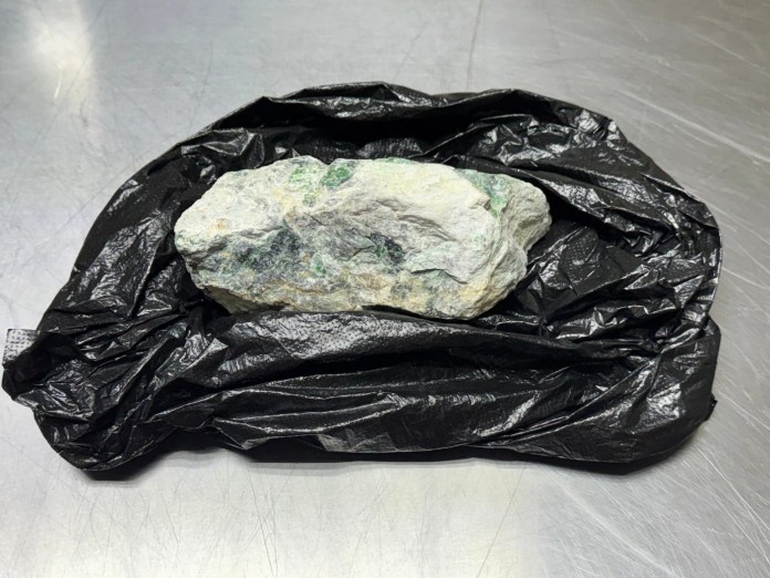 Detienen a hombre en La Aurora por llevar jade sin respaldo legal. Foto La Hora: MP.