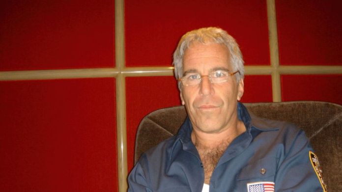 Jeffrey Edward Epstein fue un financiero estadounidense.