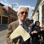 José Rubén Zamora presentando la solicitud de cancelación de la "Fundación contra el Terrorismo". Foto La Hora: Jose Orozco