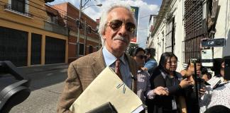 José Rubén Zamora presentando la solicitud de cancelación de la "Fundación contra el Terrorismo". Foto La Hora: Jose Orozco